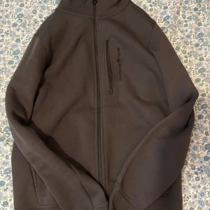Sail Racing grå - Mörk grå jacka från Sail Racing med hel dragkedja och den är använt 1 gång bara köpt för 1000kr inga fläckar ingenting