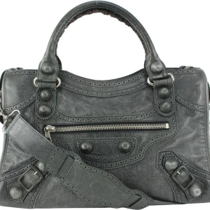  Balenciaga city bag grå / grön - Säljer nu min balenciaga city bag i bra skick, säljer då det inte ritkigt var min färg! Storlek medium och får plats med dator etc utan problem! Riktig statement piece i garderoben💕 Priset går att diskutera vid snabb affär💕Köpt här på plick, säljer även på vinted och där går den att äkthetskolla om man vill det❤️ Finns inget långt strap eller spegel! Endast väskan❤️