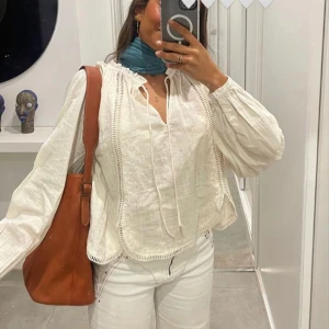 Vit blus - Vit blus med virkade detaljer ifrån Zara, fint skick!