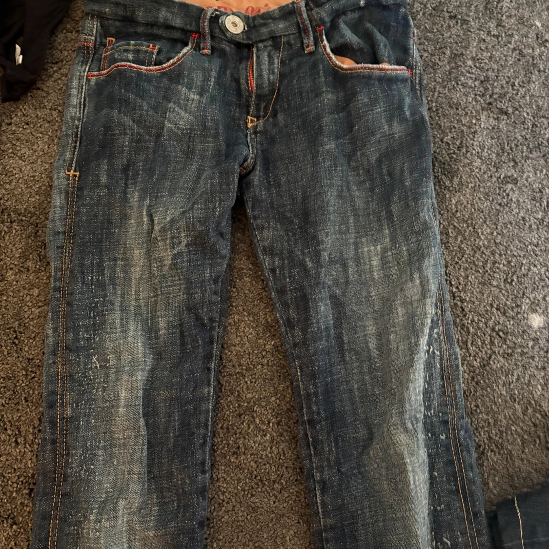 BSB jeans med röda detaljer