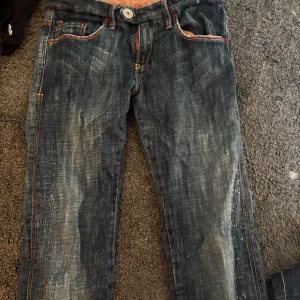 BSB jeans med röda detaljer - Säljer supersnygga lågmidjade jeans i bootcut då dem inte kommer till använding. Pris kan diskuteras vid snabb affär. Unika jeans som passar perfekt till dig som gillar att sticka ut