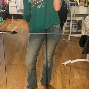 Ljusblå bootcut jeans  - Säljer mina bootcut jeans med ❤️De är lite sönder i ena fickan. Säljer pga att dom inte kommer till användning. Skriv för fler bilder och pris kan diskuteras!❣️