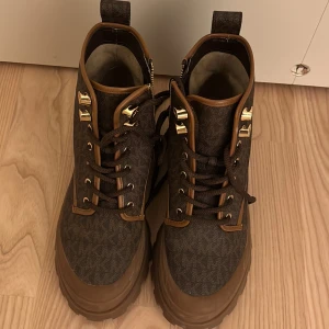 Michael kors boots  - Säljer ett par äkta skor från Michael Kors i storlek 37 då dom är för stora. 