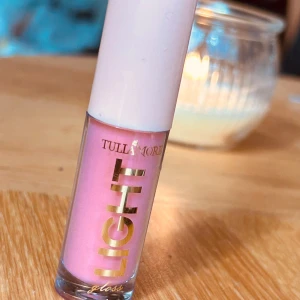 Tullamore Light Mirror Pearlescent Nude Lip Gloss! - Tullamore Light Non-Stick Moisturizing Mirror Pearlescent Nude Lip Gloss. 02 ”Nude Pink”. 3,5 ml. Oanvänt med kartong.