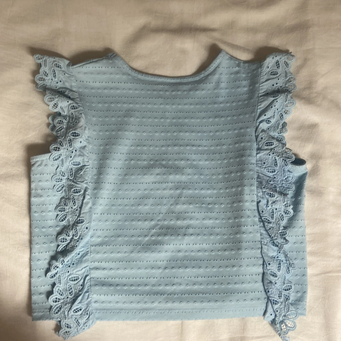 Ljusblå topp med spetsvolang - 1