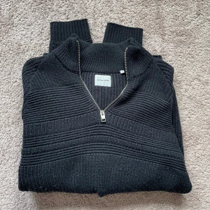 Halvzip  - Säljer denna halvzip från Jack&jones! Aldrig använd, storlek s passar m! Dm vid frågor