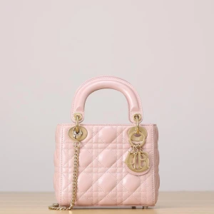Lady Dior rosa quiltad handväska - Supersöt Lady Dior handväska i ljusrosa skinn med ikoniska quiltade rutor och guldfärgade metalldetaljer. Väskan har två handtag, avtagbar kedja och hängande Dior-charm. Perfekt storlek för det viktigaste och ger en lyxig touch till din look.
