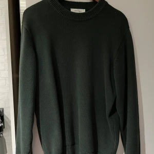  stickad tröja från Les Deux - Snygg mörkgrön stickad tröja från Les Deux. Den är lite tjockare i materialet och passar därför perfekt nu när hösten är runt hörnet! Den är knappt använd då den var lite för stor för mig, därav det bra skicket. Egentligen storlek S men passar som M. Vid funderingar är det bara att höra av sig! Priset är inte satt i sten