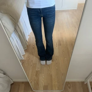 Mörkblå bootcut jeans - Snygga mörkblå jeans med bootcut passform och klassiska fickor både fram och bak💗