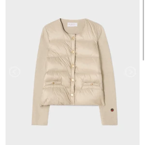 Beige quiltad jacka från Busnel - Snygg beige jacka från Busnel med quiltad framsida och guldknappar. Jackan har långärmade stickade ärmar och två fickor framtill. Den är köpt i märkesbutiken i Båstad vintern 2024 och är som ny, jag har varit väldigt nöjd med den hittills men nu kommer den inte till användning längre! 💖