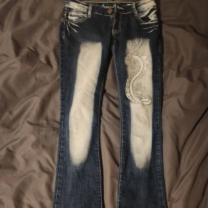 Crazy age bootcut jeans - Snygga y2k crazy age bootcut jeans. Står storlek L men passar som Xs-m. Måttet rakt över midjan är 36cm men är stretchiga så passar till 38cm rakt över ungefär. Innerbenslängden är 77cm. Priset kan självklart diskuteras 