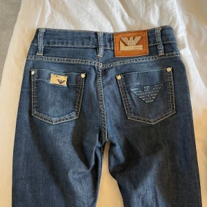 Lågmidjade jeans - Jättesnygga Armani-jeans. Lågmidjade!! De är köpte secondhand som skinny men har blivit utsydda till bootcut av en sömmerska. Mycket bra skick. 