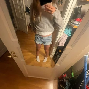 Ljusblå jeansshorts  - Säljer ett par ljusblå jeansshorts från Gina tricot. Shortsen har låg midja och har speciella fickor. 