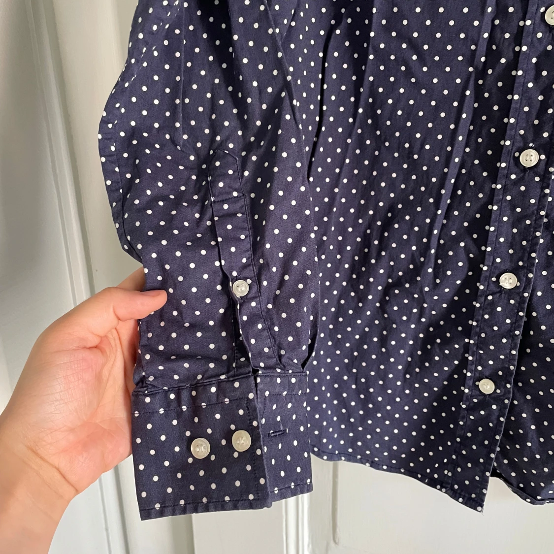 Mörkblå prickig skjorta från Gant - 3
