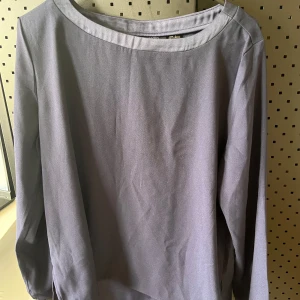 Ny blus strl 42  - Ny blå tröja i strl 42.  Aldrig använd. Material: 100% polyester 