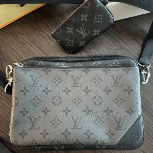 Axelremsväska  - Fin väska i mycket bra skick. Väldigt sparsamt använd. Perfekt till sommaren! 