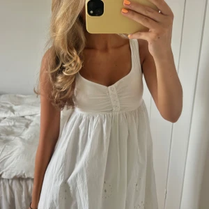 Studentklänning - Söt klänning med knappar och broderidetaljer🌸
