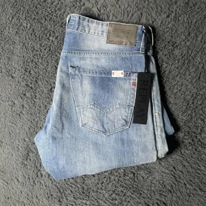 Nya Replay Waitom jeans - Helt nya Replay jeans! Börja följ !!!Tyvärr kan jag inte skicka bild när jag själv bär plagget då jag för det första ofta inte kan ha storlekarna jag säljer och för det andra skulle det bli alldeles för mycket jobb när jag säljer så mycket, så jag rekommenderar att man kikar måtten på sista bilden heller googlar på modellnamnet för att se passformen :) längd 104cm midja 43cm benvidd 20,5cm