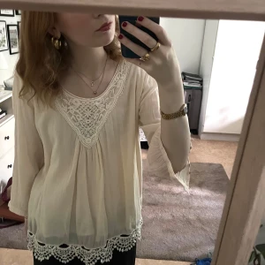 Vit somrig blus - Vit/beige somrig blus som jag köpt second hand! På lappen står det Capri Collection och den passar mig som är XS! Säljer för att den inte kommer till användning och jag behöver pengar till min student