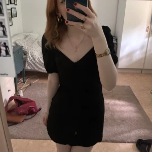 Kort svart klänning från NA-KD - Jättesöt kort svart klänning från NA-KD som passar mig som är XS! Jag köpte för att ha på en konsert för några år sedan och säljer för att den inte kommit till användning sedan dess och jag behöver pengar till min student