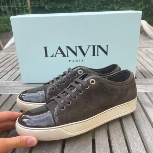 Lanvin skor(nyskick) - Hej! Säljer nu dessa sjukt snygga Lanvin skor. Skorna är i nyskick, använda någon gång! Vi rekommenderar att gå ner en storlek. Har ett begränsat antal boxar och dustbag! Hör gärna av dig vid frågor 