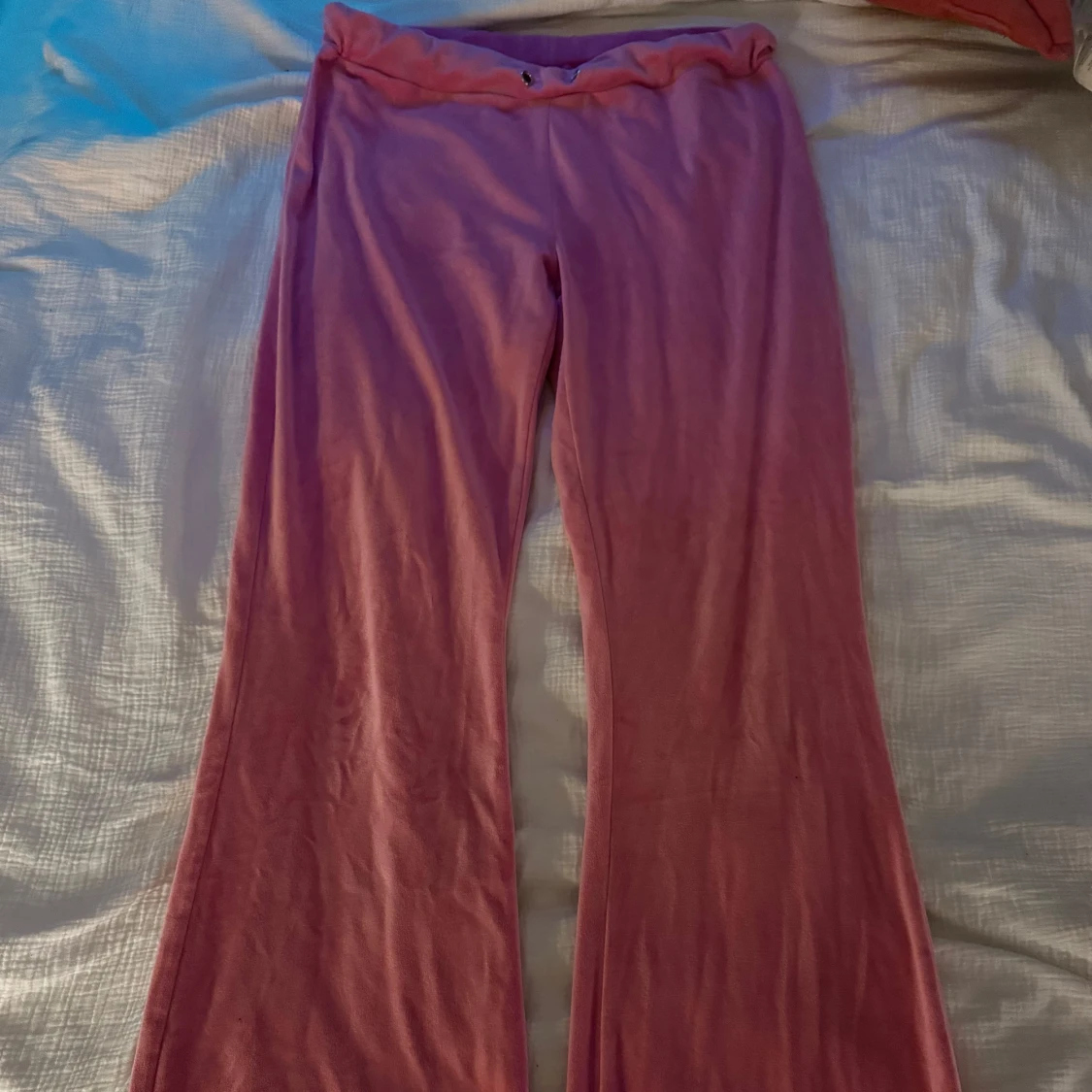 Rosa mjukisbyxor med bootcut