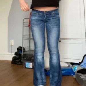 Lågmidjade bootcut jeans - Säljer dessa mörk blå väldigt lågmidjade jeans som är utsydda till bootcut. Midjemått 35 cm och innerbenslängd 74 cm. Obs jeansen är mer bootcut än på bilderna det är bara att de är för korta för mig. Kontakta mig privat vid frågor eller liknande💕