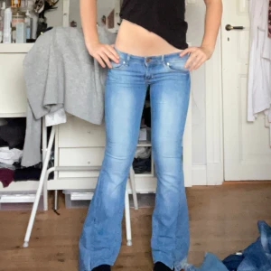 Lågmidjade bootcut jeans  - Säljer dessa jätte snygga blå lågmidjade jeans som är utsydda till bootcut. Midjemått 35 cm tvärs över midjan och innerbenslängden är 74 cm. Kontakta mig privat vid frågor eller liknande💕