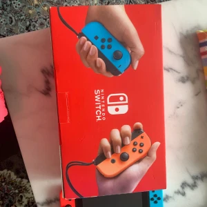 Helt ny Nintendo switch  - Har använts få tal gånger allt funkar kommer med kvitto samt all tillbehör kan posta eller mötas upp i Malmö. Priset är inte fast det går att diskutera!!!!!