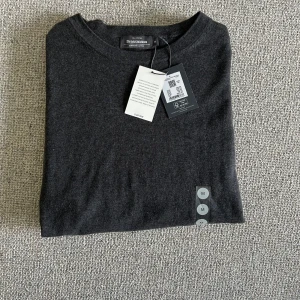 Mörkgrå bomullströja från Dressmann -  Märke: Dressman 📏 Storlek: M ✨ Skick: Ny med prislapp! 🎯 Perfekta både till vardags och när du vill klä upp dig lite extra 📦 Snabb leverans – skickas samma dag! 💌 Har du frågor? Hör gärna av dig – svarar snabbt!