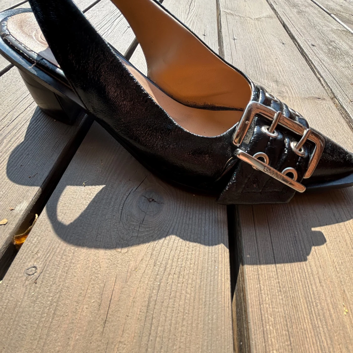 Svarta pumps med spänne från GANNI - 3