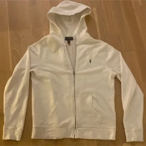 Vit hoodie från Polo Ralph Lauren - Vit hoodie från Polo Ralph Lauren i storlek XL (Barnstorlek) Passar herstorlelen Xs-S. Nästan som ny, Jättebra skick och pris är förhandlingsbart. Har du några frågor hör av dig 🌟🌟🌟🙌🙌🙌