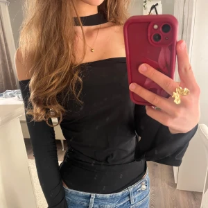 Svart offshoulder body  - Svart offshoulder body från SHEIN med långa ärmar som svänger ut fint längst ner💗 helt oanvänd och lappen sitter fortfarande kvar🫶