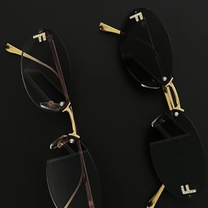 Svarta solglasögon  - Ett par svart solglasögon oanvända i svart färg 