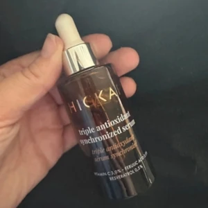 HICKAP Triple Antioxidant Serum - HICKAP triple antioxidant synchronized serum i mörkbrun glasflaska med pipett. Innehåller vitamin C, ferulic acid och resveratrol. Perfekt för dig som vill boosta huden med antioxidanter och få extra glow.