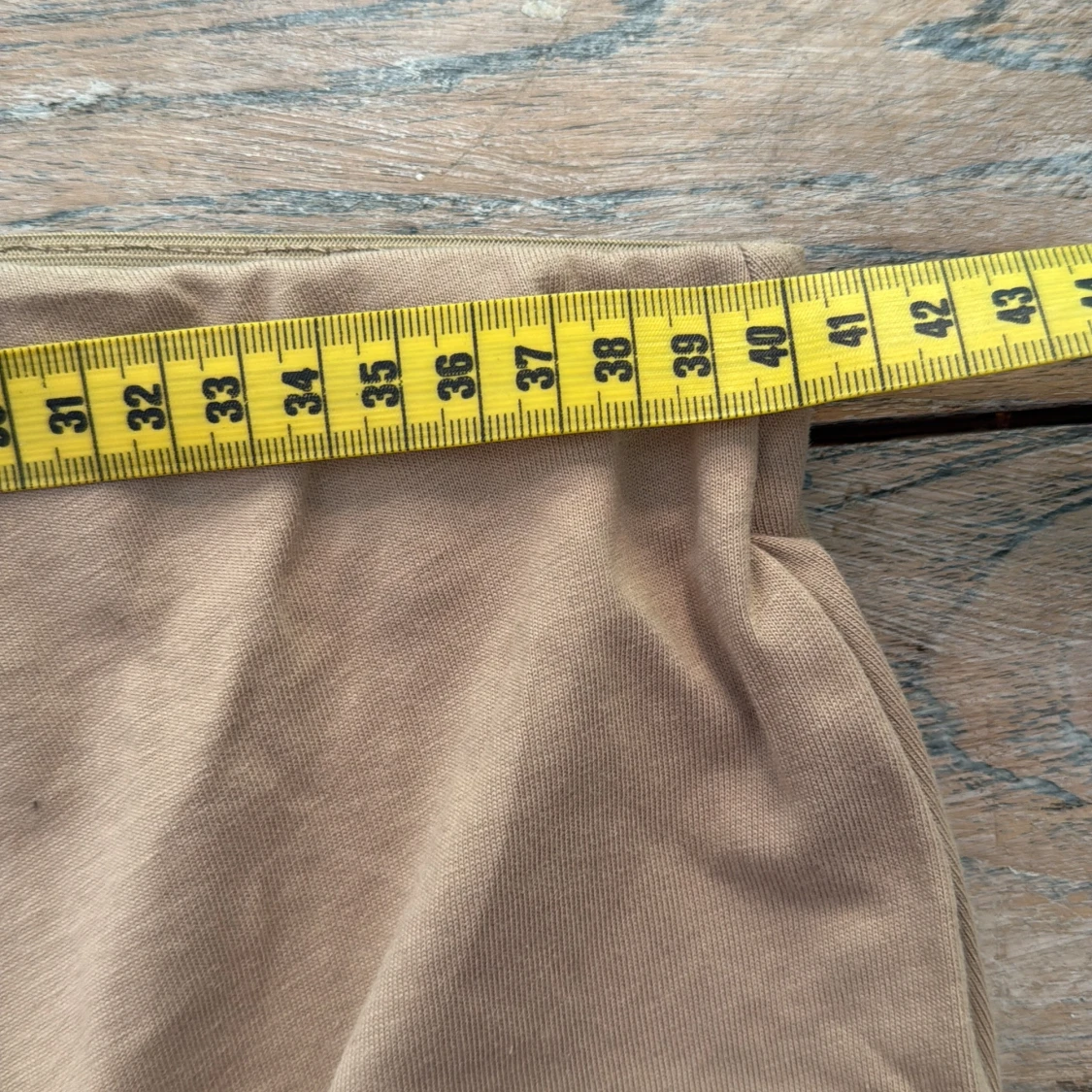 Beige omlottkjol med rynkade detaljer - 3