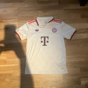Bayern München tröja tredjeställ 24/25 retro  - Storlek M, Sparsamt använd ett fåtal gånger 