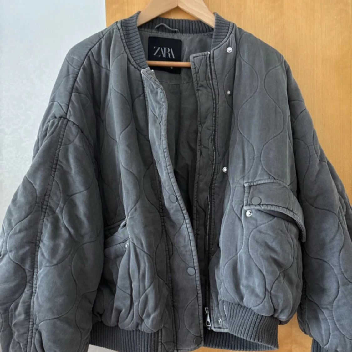 Grå bomberjacka från Zara - 2