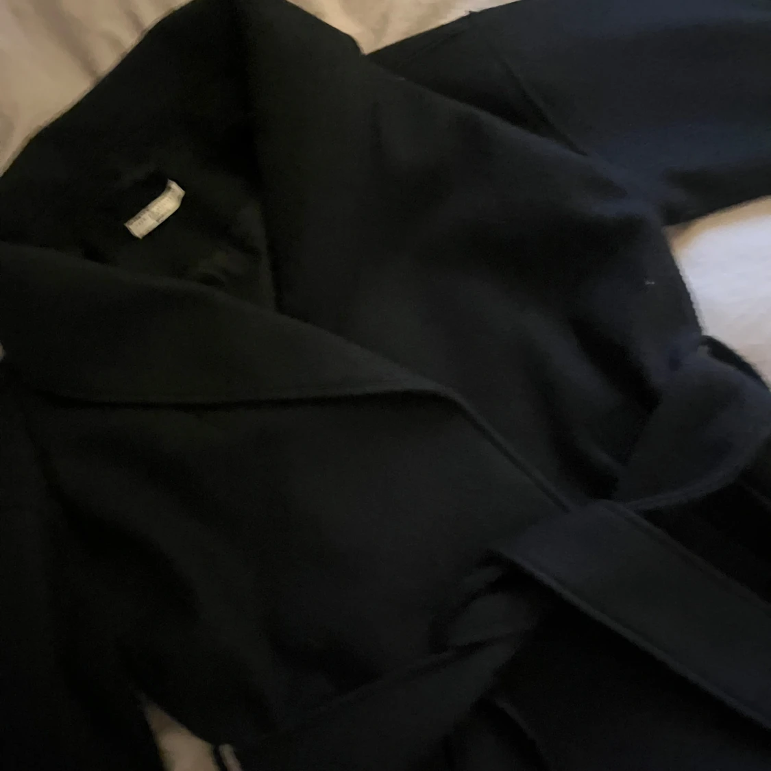 Svart kappa med bälte från Gina Tricot