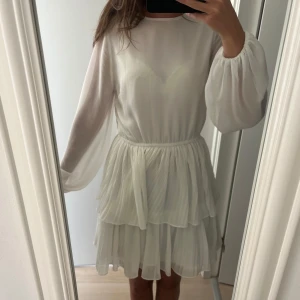 Klänning - Super fin klänning som passar till konfirmation, student osv💕 säljer då den inte kommer till användning längre. Storleken är 32 men skulle säga att den passar 34 också. 