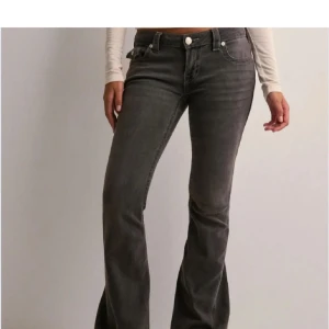 True Religion Joey Low Rise Flare Jeans - Snygga mörkgrå jeans från True Religion, modell Joey Low Rise Flare. Byxorna har låg midja, utsvängda ben och de traditionella fickdesign. Taggen sitter kvar och de är köpta från Nellys hemsida. Priset kan diskuteras sätter bara lite lägre pris än original priset. De är inte använda alls bara prövning. Säljer de för de passar inte mig och de är inte direkt min stil annars så är de jätte snygga💕