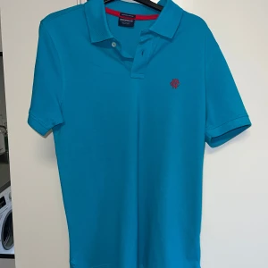 Pikétröja McNeal - Pikétröja i turkos färg från McNeal som aldrig använts, prislappen är kvar. Storlek S