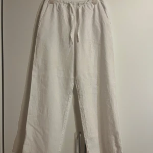 Vita linnebyxor från Gina Tricot - Säljer vita linnebyxor från Gina tricot Young i storlek 146/152 eftersom att dom på mig är lite korta. Byxorna har en liten fläck på baksidan av vänster ben som syns på bild 4💗