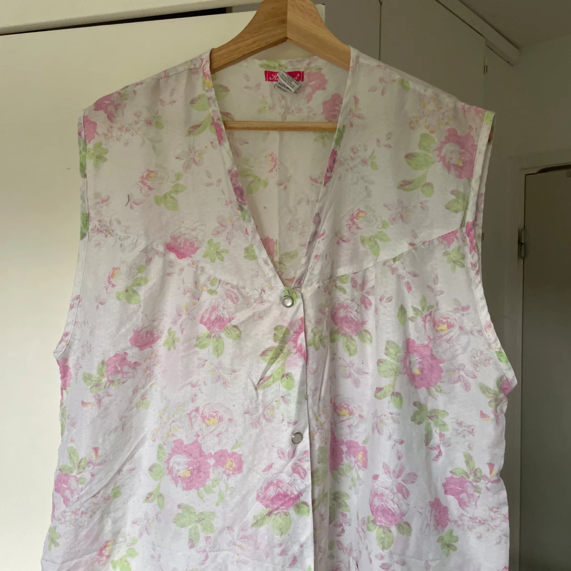 Blommig ärmlös långklänning