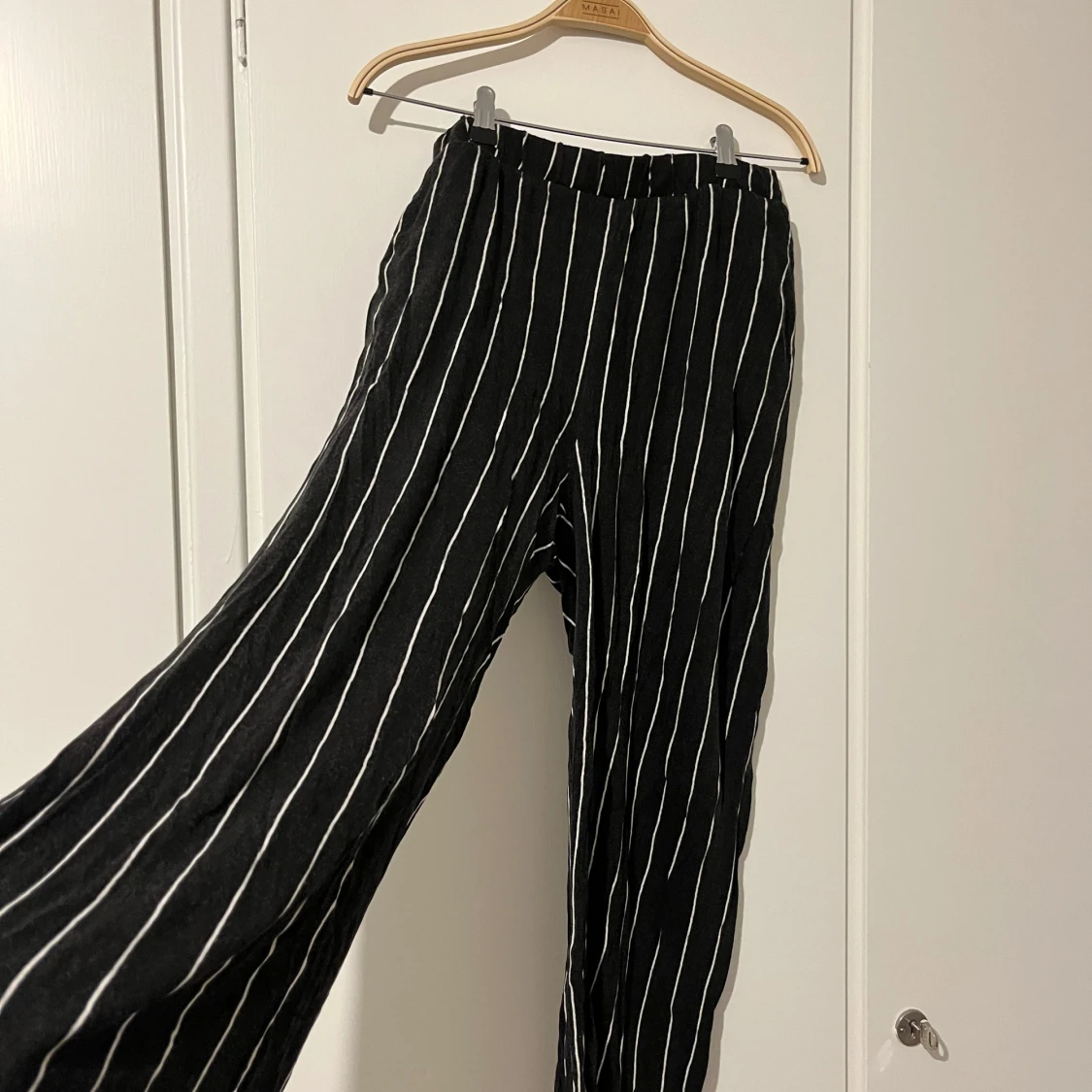 Svarta randiga byxor från Divided