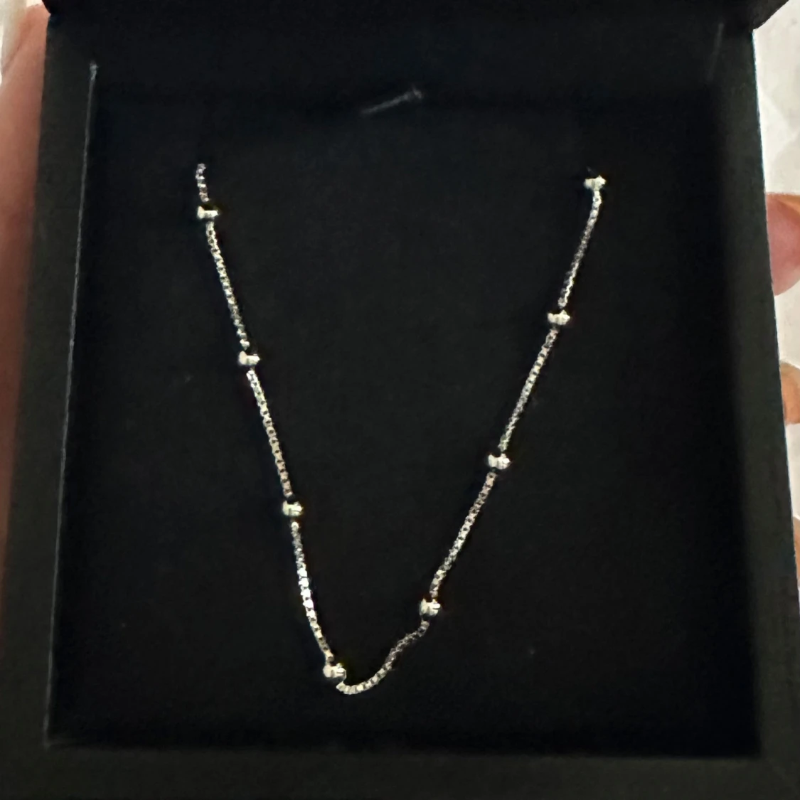 Silverhalsband med små kulor