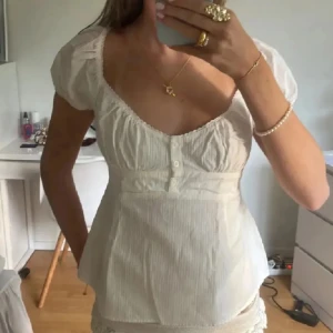 Brandy Melville topp - Slutsåld brandy Melville topp. Inga defekter. Obs lånade bilder. Toppen är one size men sitter som en S/xs🥰🥰🥰