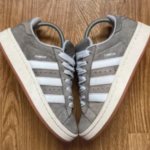 Grå Adidas Campus sneakers - Intressekoll på mina adidas campus, använt mycket därav priset