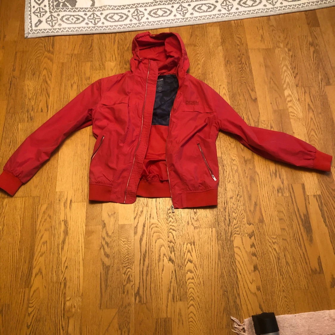 Röd vindjacka med huva - 1