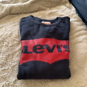 Mörkblå sweatshirt från Levi's - Säljer en mörkblå sweatshirt från Levis, 100 % bomull, storlek - 16 år, samma som small.